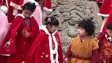 小童星齐聚一堂，身穿汉服个个都好漂亮，呆萌的样子简直萌化了！