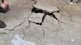 家乡突发奇怪事情，地面断裂真吓人，这到底什么情况