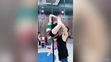 优雅美女演绎空中瑜伽！超高难度动作 展示修长大白腿