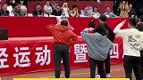 可爱的舞姿成为焦点，全场人眼中只有你