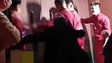 新郎携伴郎团接亲脚踹大门电锯撬锁