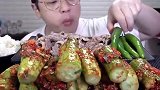 小哥哥吃凉拌辣黄瓜和牛肉片，辣椒怎么吃都吃不够，老香了！