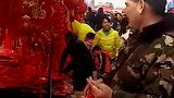 偶遇大衣哥朱之文逛热闹集市！