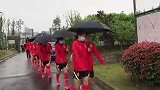 有爱好姐妹！女足姑娘苏州雨中集训   双双打伞进入场地