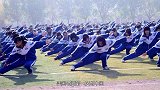 美国老师第一次到中国，来到操场顿时懵了，你们管这叫课间操？