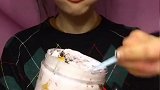 小姐姐吃的这蓝莓华夫饼，里面的奶油真多啊，这样吃不腻吗