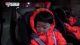 万岁和小爱真是太可爱了，一直手拉着手，连爸爸都感到吃醋了