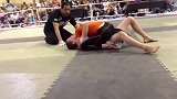 男女柔术大战，柔术美女展现高超技巧，小伙子地面疲于抵抗