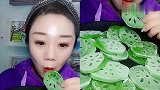 可爱小姐姐直播吃翡翠莲藕片，一口咬下去超过瘾，我向往的生活