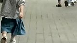 这就是男人带孩子！裤腿裤穿成了紧身裙，眼前一幕，没谁了！