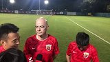 因凡蒂诺身穿上港队服接受采访：中国足球会达到期望的水平