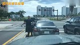 路怒男子突然走过来，如果不是行车记录仪拍下，真是难以置信