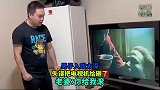 男子入戏太深，失误把电视机给砸了