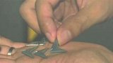广东佛山：车库惊现扎胎暗器，车主还被警告乱停就泼粪？