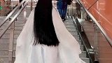 汉服千万件，安全第一件，第一次见上楼梯这么猛的姑娘！