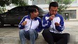 小伙逛超市买石头糖，结果咬一口掉了两颗门牙