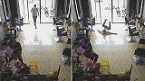越南：一发廊员工为迎接访客冲出门店，结果撞在玻璃门上反弹倒地