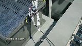 钢铁飞龙：美琪被困空中钢索，小星及时相救，有惊无险
