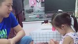 爸爸一回家，女儿立马装委屈告状，不愧是小情人