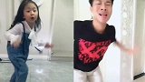 宝贝和男子合拍，动作真的好逗呀