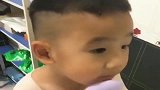 无意间看到这一幕，这么小就知道臭美了，咱也不敢说，咱也不敢问