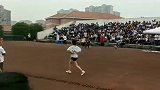 学校运动会上拍到我们班班花，眼前这一幕，网友这是个什么鬼！