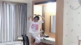 本想看看女儿在干啥，结果推开门看到这一幕，差点让我没忍住！