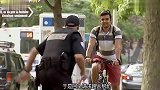 国外爆笑恶作剧，警察让路人骑自行车载他去追小偷