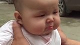 爸爸教训宝宝，可把宝宝委屈坏了，小表情真可爱！