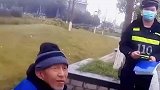 老伴念叨想吃咸鸭蛋，爷爷偷偷买完却迷了路