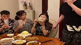 帅哥故意欺负媳妇，结果却被亲妈教训，看完心疼他三秒！