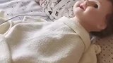 听到卧室有动静，走近一看，孩子可真会闹腾