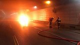 贵阳大关隧道：行进的私家车自燃不时有爆炸声 很快被烧成废铁