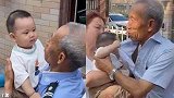 陕西宝鸡：奇妙缘分！10月大萌娃超黏门卫大爷，妈都不要了