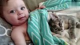 生活-萌萌达 宝宝与猫咪睡在一起可爱极了