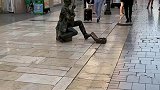 行为艺术家街头表演时空静止