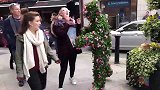 街头草人恶作剧，男子假扮成草人吓路人，真是太坏了
