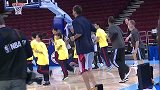 篮球-14年-中国赛：直击中国赛北京站 佩贾迪瓦茨同小学员学防守-新闻