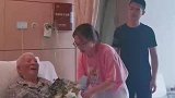 外孙女为庆祝外公出院，自创舞蹈最后丈夫的举动亮了