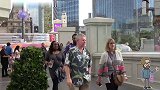 街头草人恶作剧，故意吓无防备的路人，真是太坏了