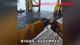 男子在海上钓鱼感觉钓到了“大鱼”，结果拉起来发现是潜水员