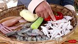 麻辣香锅！老婆爱吃辣，虾、鸡爪鱿鱼一锅炒，3个人辣得浑身出汗