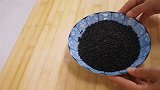 黑米下水就黑是染色的吗？很简单，只需几滴白醋，秒辨真假黑米
