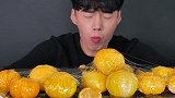 小哥哥吃甜甜蜜蜜的蜜橘拉丝糖葫芦，看着好馋啊