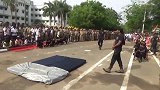 印度特种兵街头展示“实力”，空手夺枪