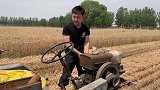 女朋友说到她家收小麦只负责开车就行，可你没说启动要靠摇
