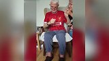 足球的力量！72岁“痴呆”老父亲开口唱歌 红军球迷永不独行