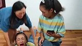 妈呀，原来我的椅子压到她的手了