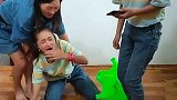 妈呀，原来我的椅子压到她的手了