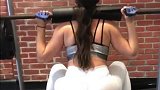 健身女郎苦练秀完美身材 腿部臀部肌肉线条清晰可见